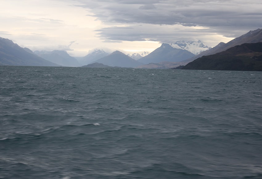 Scenic view of New Zealand lake and mountains