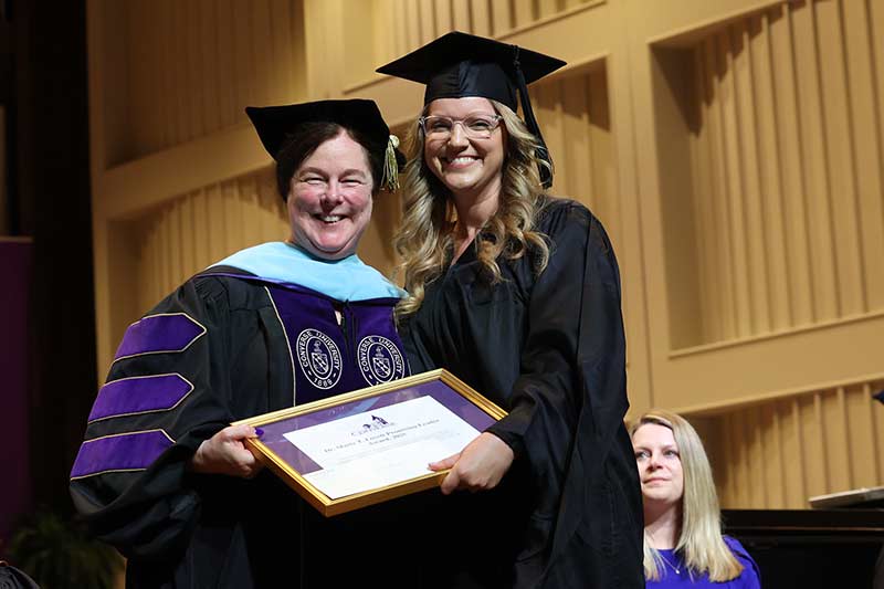 Dr. Lienne Medford presents the 2025 Lovett Promising School Leader Award to Alison Duckett