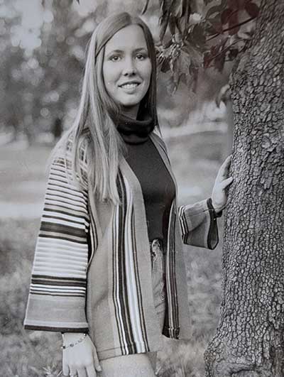 Helen Williams Robinson ’78 stands by a tree